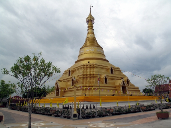 The gold-painted pagoda of Wat Phra Baromathat